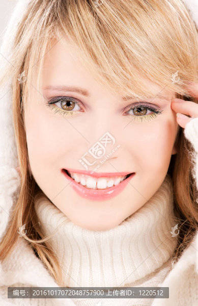可愛的少女在連帽衫