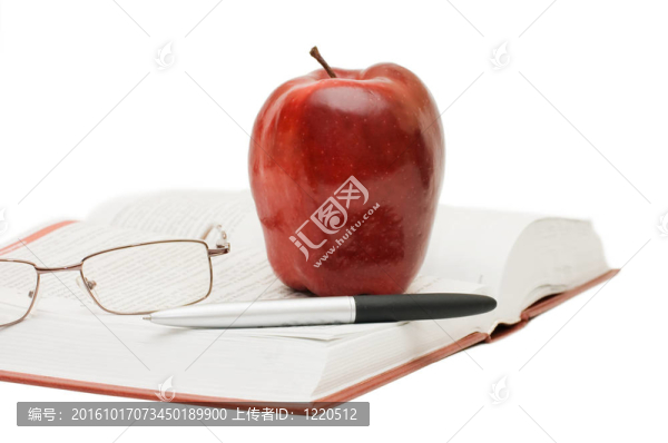 紅蘋果和眼鏡在書上