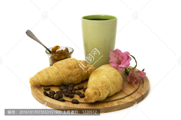 一杯咖啡和羊角面包
