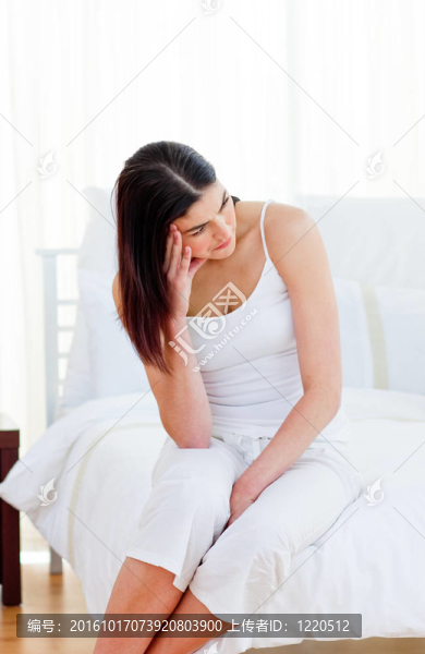 與丈夫爭(zhēng)吵后心煩意亂的女人