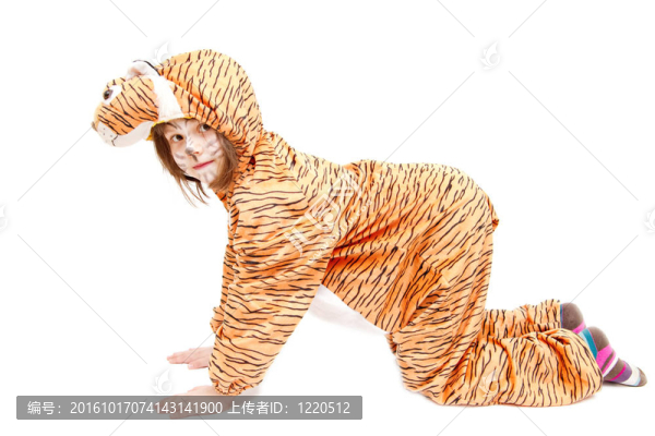 小女孩穿著白色的老虎服裝