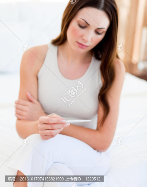 悲傷的女人找到了一個妊娠試驗(yàn)結(jié)果