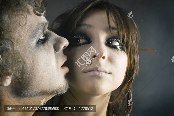 男人和女人的臉在蒼白的化妝