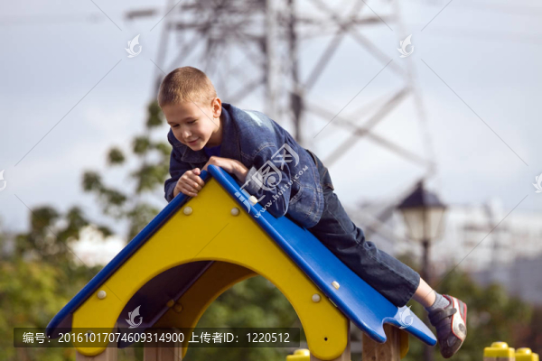 操場(chǎng)上的男孩
