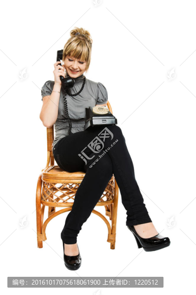 坐在椅子上的年輕女人