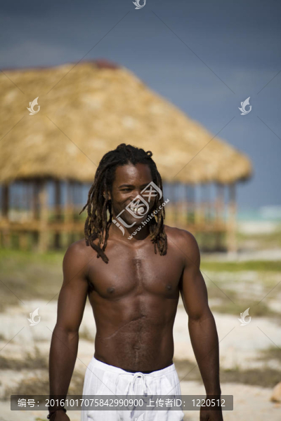 古巴海灘上的男人