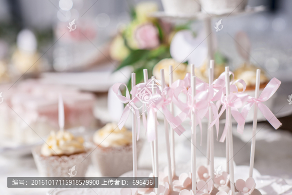 白色粉色系甜品臺(tái)