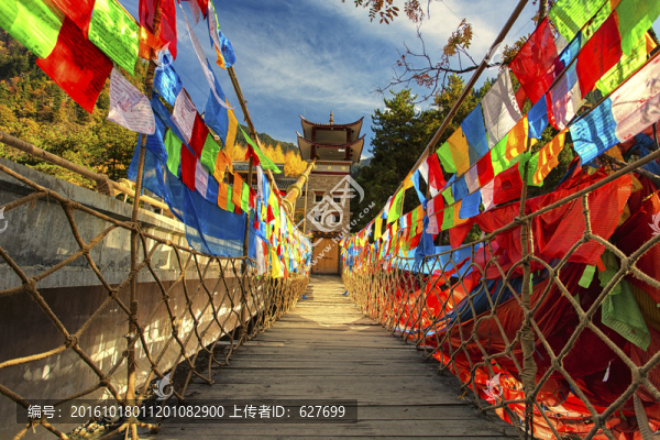 掛滿經(jīng)幡的索橋