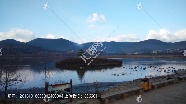 香格里拉松贊林寺湖邊