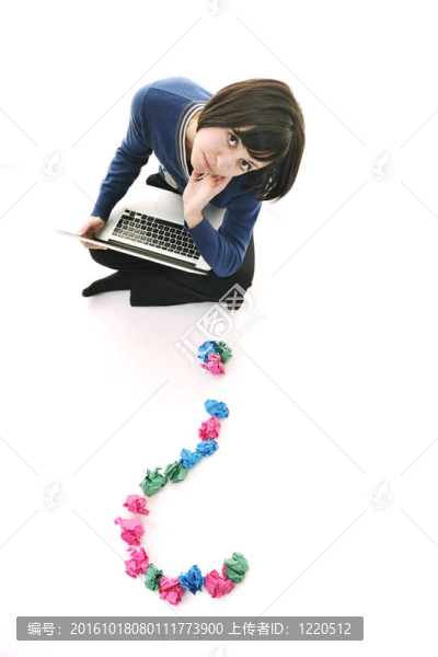 年輕女子在白色上尋找解決方案
