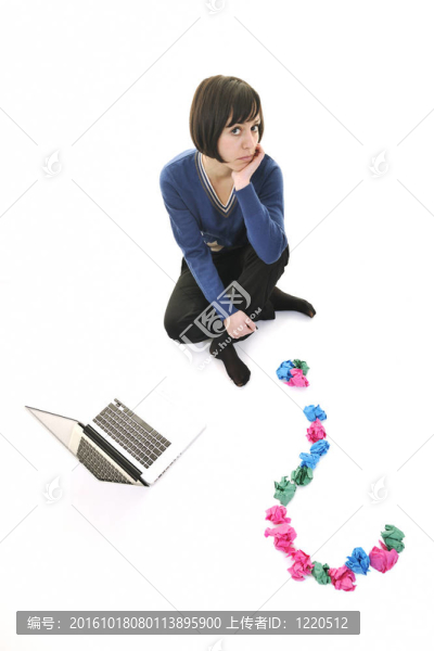 年輕女子在白色上尋找解決方案