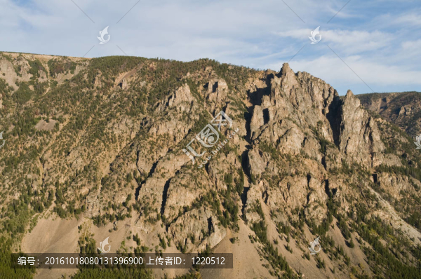 多巖石的山峰