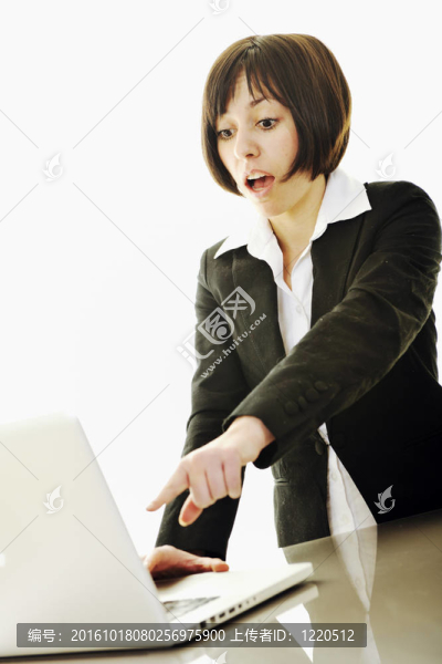 商務女性在筆記本電腦上工作