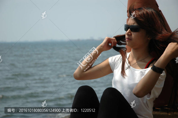 年輕的女士戴著太陽鏡