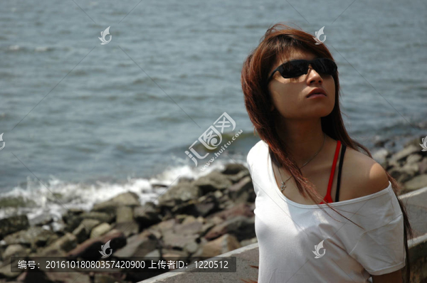 年輕的女士戴著太陽鏡