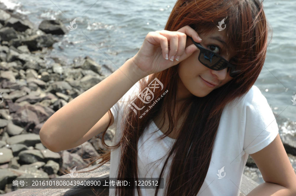 年輕的女士戴著太陽鏡