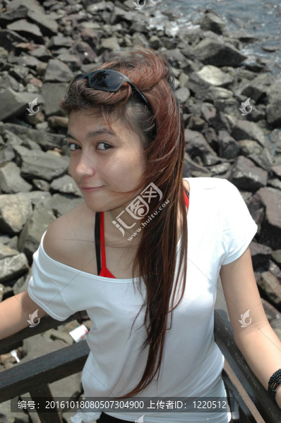 年輕的女士戴著太陽鏡
