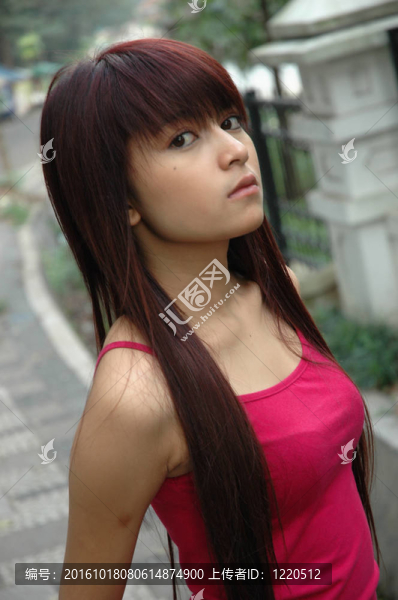 穿性感連衣裙的年輕女士