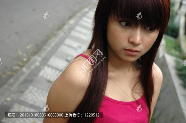 穿性感連衣裙的年輕女士