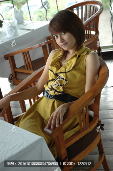 小姐坐在椅子上