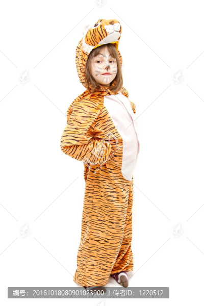 小女孩穿著白色的老虎服裝