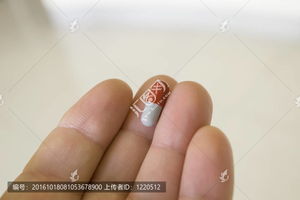 拿著膠囊