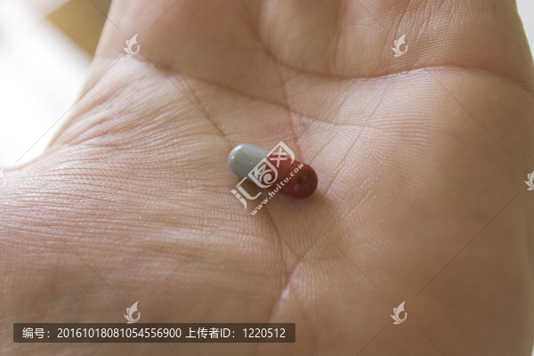 拿著膠囊