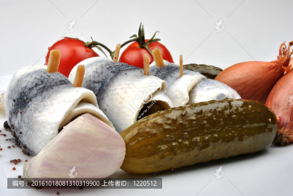在一個白色的盤子有機鮮鯡魚卷