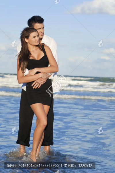 男女情侶在沙灘上的浪漫擁抱