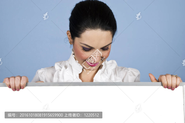 商人手里拿著一張海報(bào)
