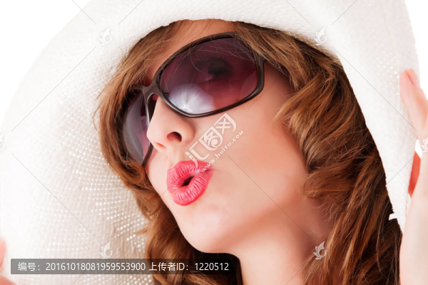 浪漫的女人。太陽眼鏡和草帽