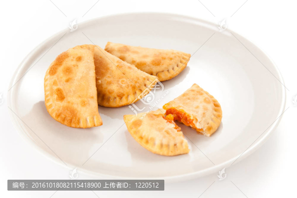 美味的金槍魚餅配番茄和辣椒