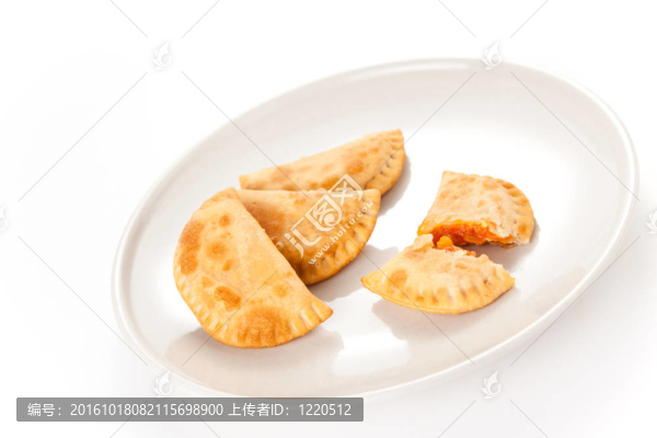 美味的金槍魚餅配番茄和辣椒