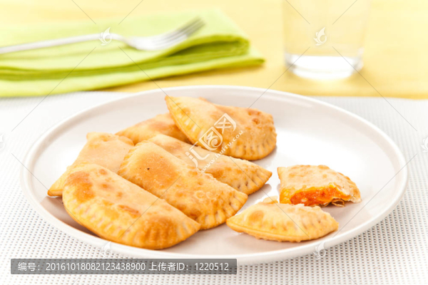 美味的金槍魚餅配番茄和辣椒