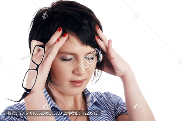 在一個(gè)藍(lán)色的襯衫迷人的黑發(fā)-匯圖網(wǎng) www.fosd68.com 在一個(gè)藍(lán)色的襯衫迷人的黑發(fā)