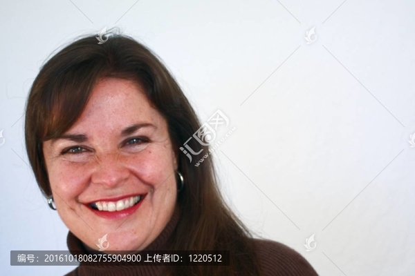 棕色頭發(fā)的女人；棕色的眼睛和棕色的毛衣。