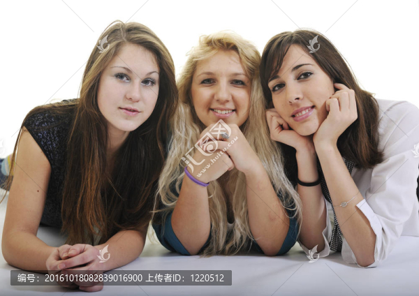 幸福的三個年輕女孩孤立在白色