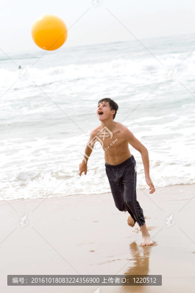 玩沙灘球