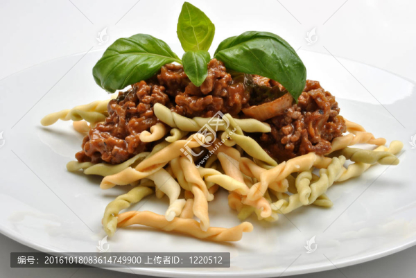 家里做的面食和肉醬