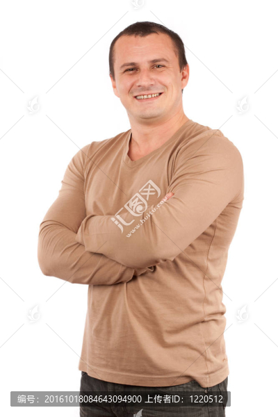 雙手交叉的年輕人
