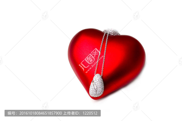 美麗典雅昂貴的鉆石黃金鋪路掛件紅色的心愛象征禮物情人節(jié)目前孤立