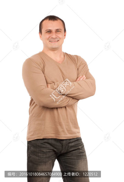 雙手交叉的年輕人