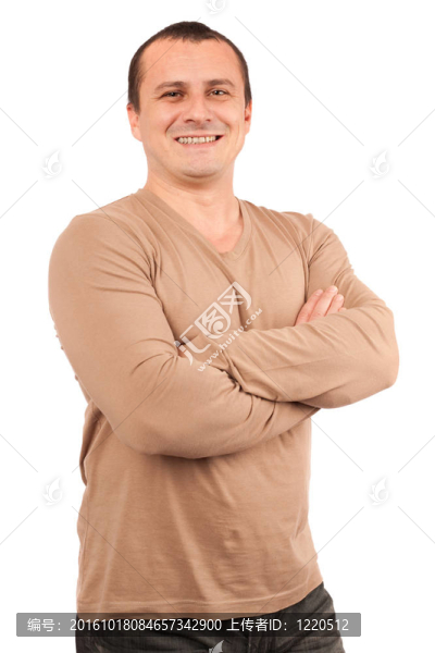 雙手交叉的年輕人