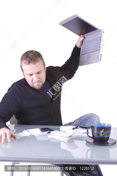 失意的年輕商人在辦公桌前工作