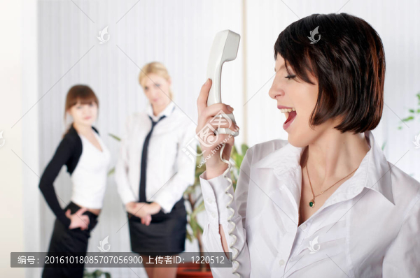 辦公室的年輕商業(yè)女性