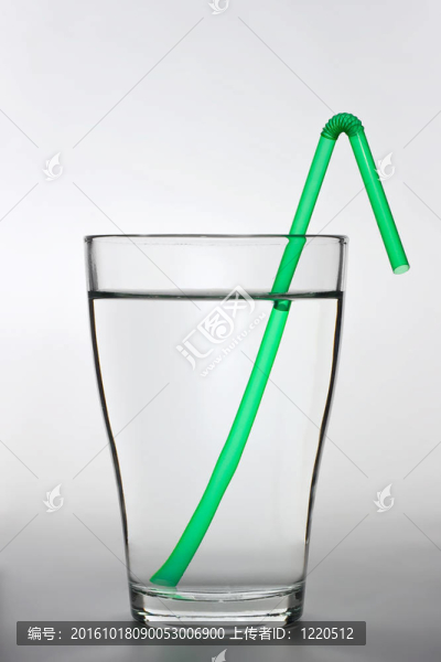 帶有綠色飲用吸管的全水玻璃