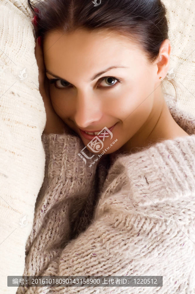 美麗的女人說謊和微笑