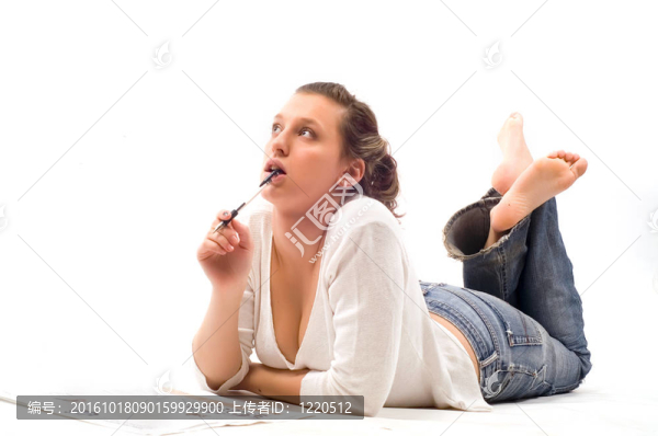 一個(gè)白人背景下孤立的年輕女人的肖像