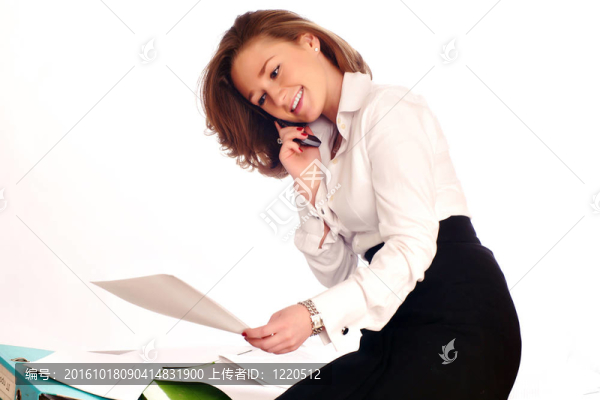 年輕女商人簽署文件