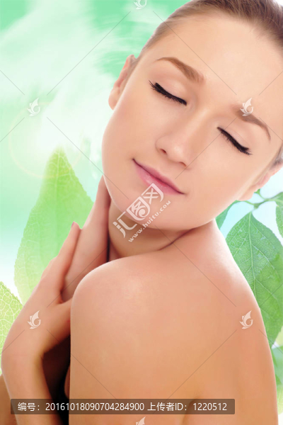 女人用閉著眼睛撫摸她的脖子